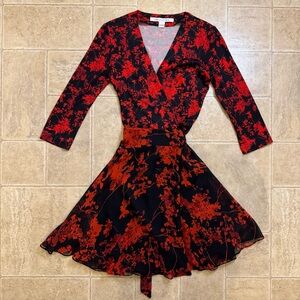 Diane Von Furstenberg red black floral wrap cocktail silk dress size 2